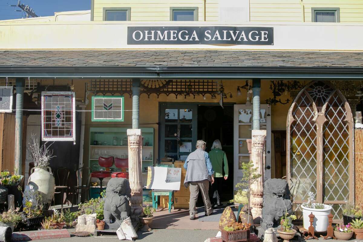 Los clientes ingresan a Ohmega Salvage en Berkeley, California, el 3 de noviembre de 2021. La tienda tiene una gran selección de salvamento arquitectónico que la gente usa para restaurar casas históricas, entre otros usos.