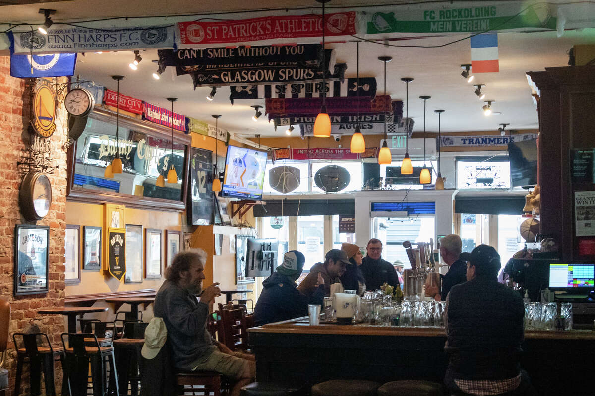 El interior de Danny Coyles en Haight Street en San Francisco, California, el 13 de enero de 2023. El bar es un lugar de reunión para los fanáticos de los Seattle Seahawks.