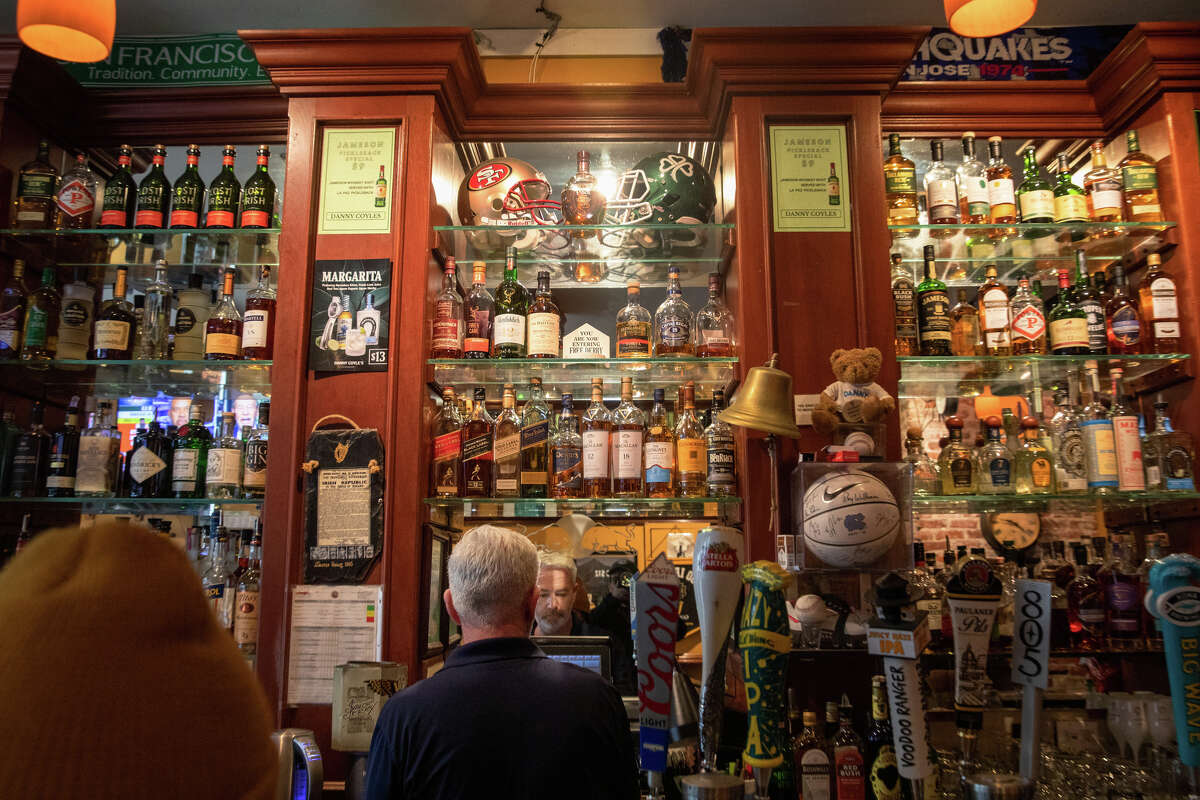 Brian Coyle, el propietario de Danny Coyle's, toma un pedido detrás de la barra de su bar en San Francisco el 13 de enero.