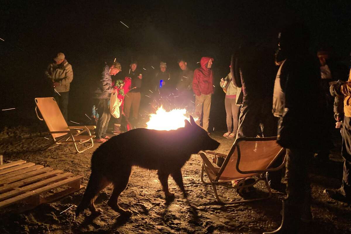 Unas dos docenas de personas (y un perro) disfrutaron de una breve fiesta en “la isla que desaparece” de Ashby Shoal el 22 de diciembre de 2022.