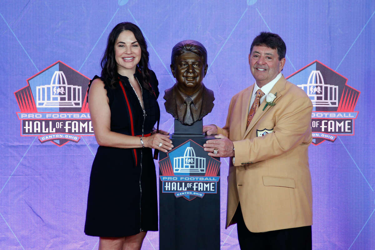 Edward DeBartolo Jr. (derecha), ex propietario de los San Francisco 49ers, se ve con su busto de bronce y su hija, Lisa DeBartolo (izquierda), durante la ceremonia de consagración del Salón de la Fama de la NFL en el Estadio del Salón de la Fama Tom Benson el 6 de agosto. , 2016, en Canton, Ohio.