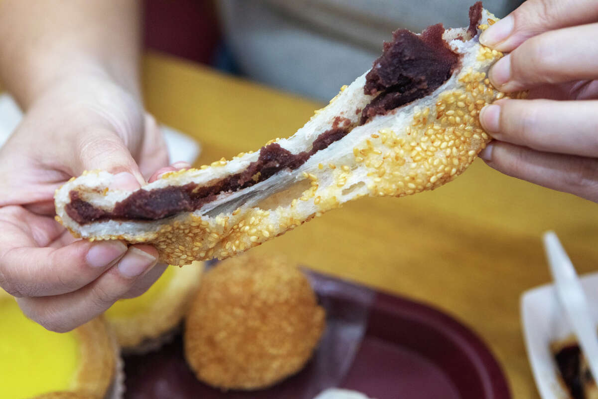 Una bola de sésamo con pasta de frijol rojo en Good Luck Dim Sum en Inner Richmond en San Francisco, California, el 11 de enero de 2023.