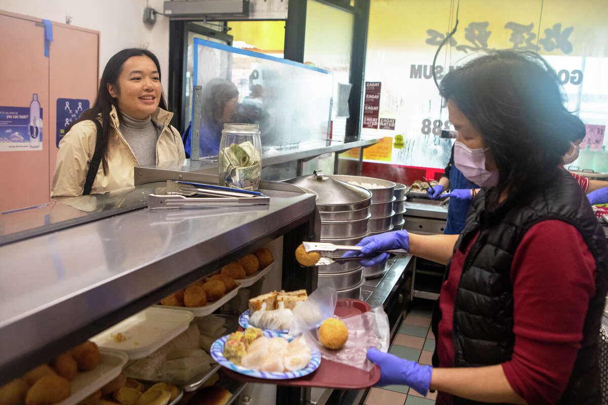 La bloguera gastronómica Kristina Cho pide dim sum en Good Luck Dim Sum en Inner Richmond en San Francisco el 11 de enero de 2023.