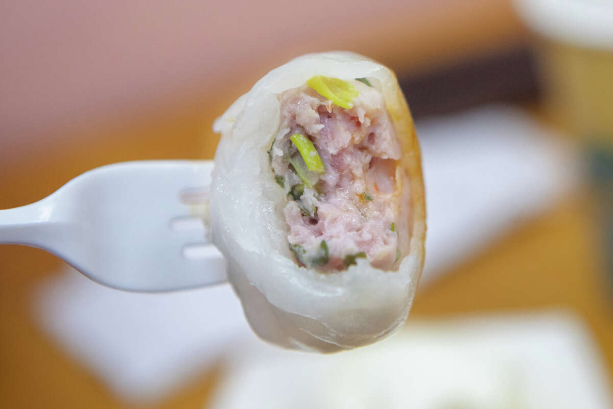 El interior de una bola de masa de camarones en Good Luck Dim Sum en Inner Richmond en San Francisco, California, el 11 de enero de 2023.