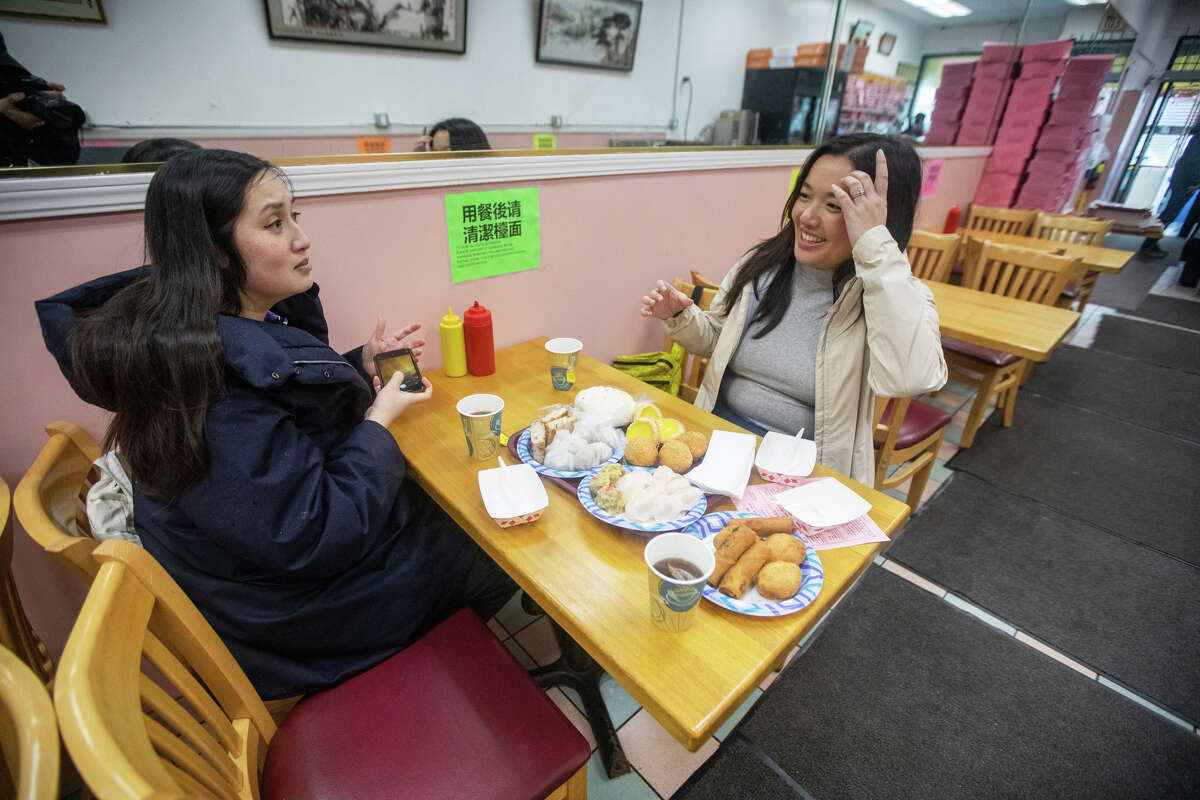 La bloguera gastronómica Kristina Cho (derecha) se sienta con la columnista de Dumpling Report Margot Seeto con un poco de dim sum en Good Luck Dim Sum en el Inner Richmond en San Francisco el 11 de enero de 2023.