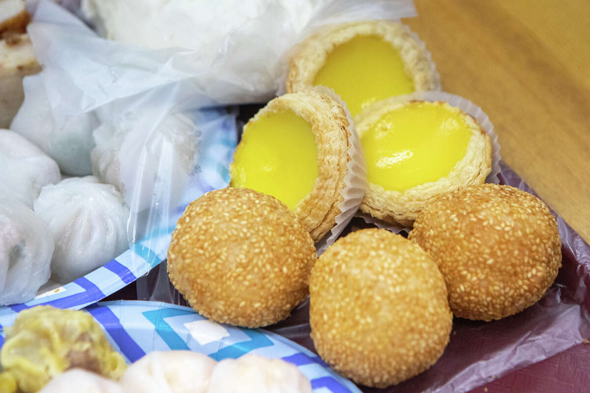 Bolas de sésamo y tartas de huevo en Good Luck Dim Sum en Inner Richmond en San Francisco, California, el 11 de enero de 2023.