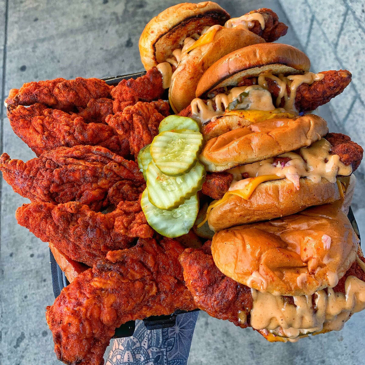 Dave's Hot Chicken, que hizo su debut en Oakland en 2228 Broadway el viernes, es conocido por sus filetes de pollo caliente al estilo de Nashville y sus controles deslizantes.