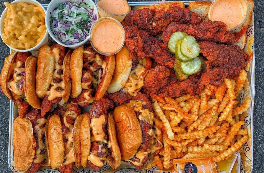  Dave’s Hot Chicken, respaldado por celebridades, abre un nuevo restaurante en Oakland