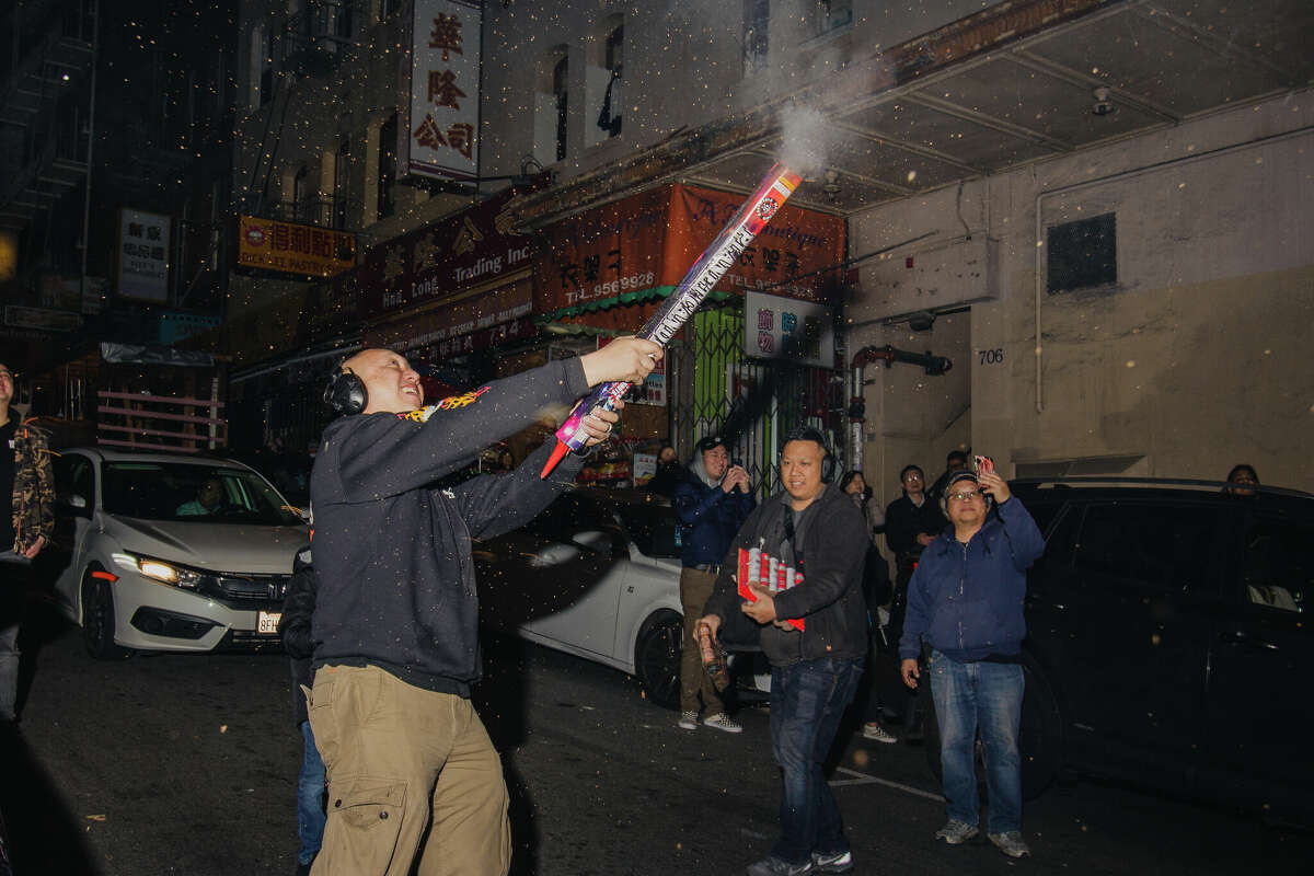 Fuertes fuegos artificiales estallan en medio de las celebraciones del Año Nuevo Lunar en Chinatown el sábado 21 de enero de 2023 por la noche.