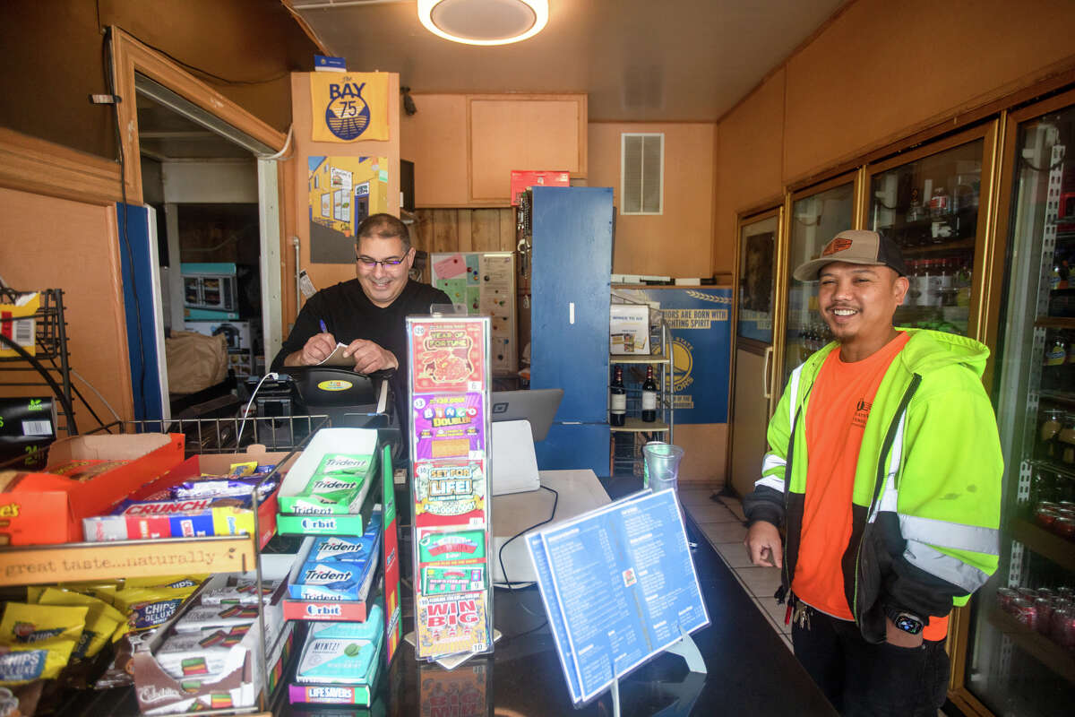El propietario de Ganim's Market, Jesse Ganim, a la izquierda, bromea con el cliente Joniver Caban en su tienda en el vecindario Potrero Hill de San Francisco el 12 de enero.