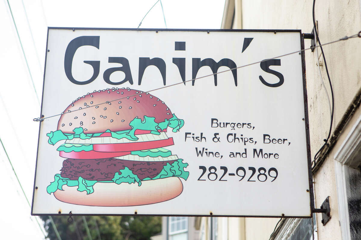 El letrero afuera del mercado de Ganim en el vecindario Potrero Hill de San Francisco, California, el 12 de enero de 2023.