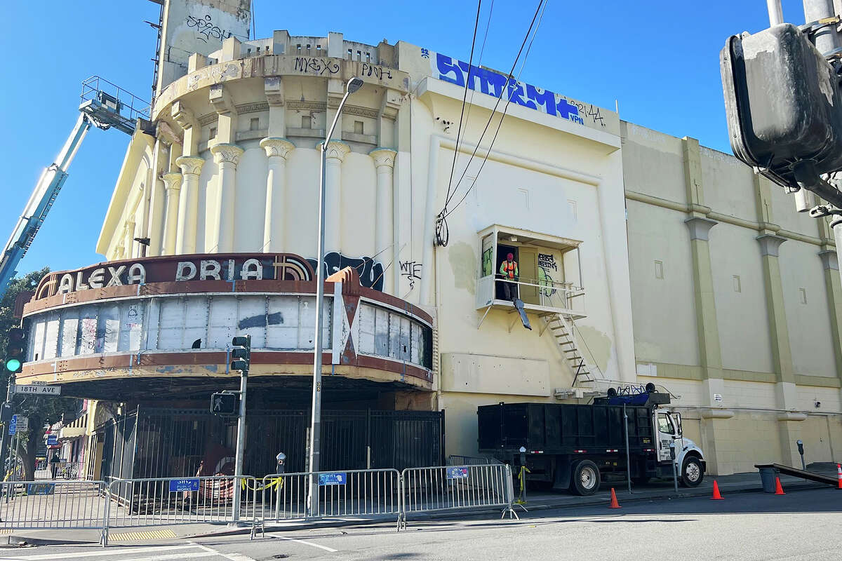 El Alexandria Theatre en la esquina de 18th Street y Geary Boulevard después de la eliminación de su letrero vertical se ve el 21 de enero de 2023.
