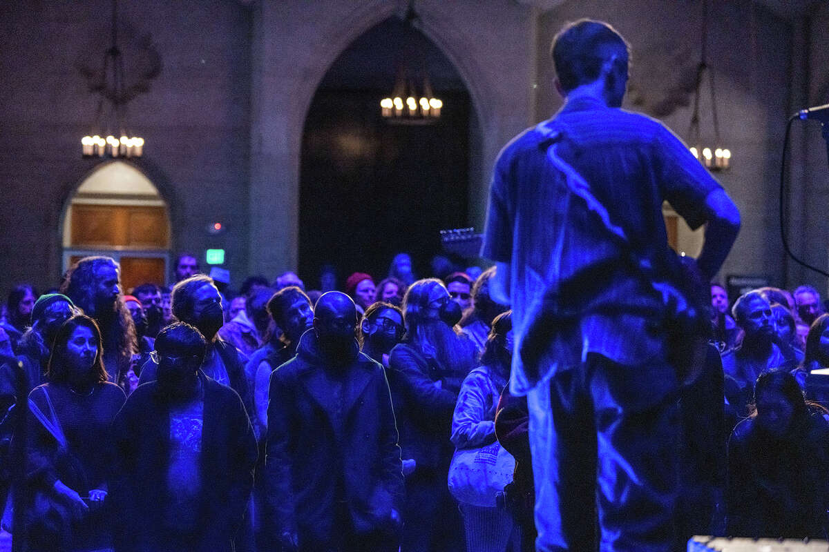 Los fanáticos escuchan la actuación de Cold Beat dentro de Grace Cathedral en San Francisco, California, el 20 de enero de 2023.