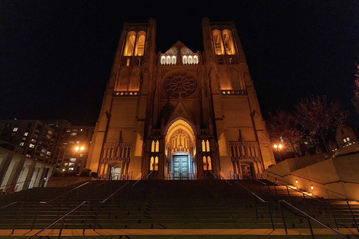 Grace Cathedral, vista desde Taylor Street por la noche en San Francisco el 20 de enero de 2023.