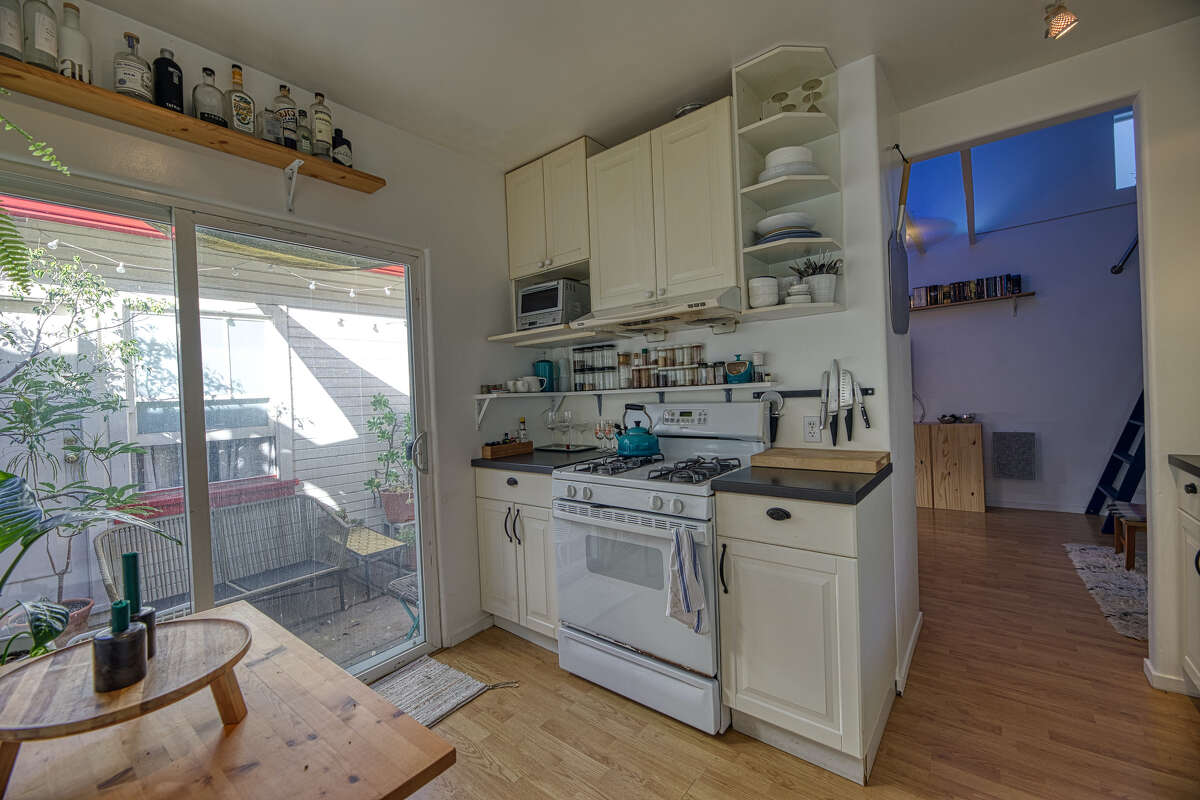 Un mini complejo residencial poco común en 1033-1041 Minna en San Francisco está a la venta por $ 1,683 millones. 