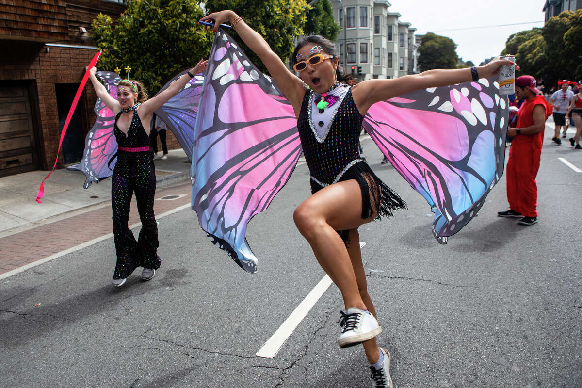 Corredores disfrazados participan en la carrera Bay to Breakers 2022 en San Francisco, California, el 15 de mayo de 2022.