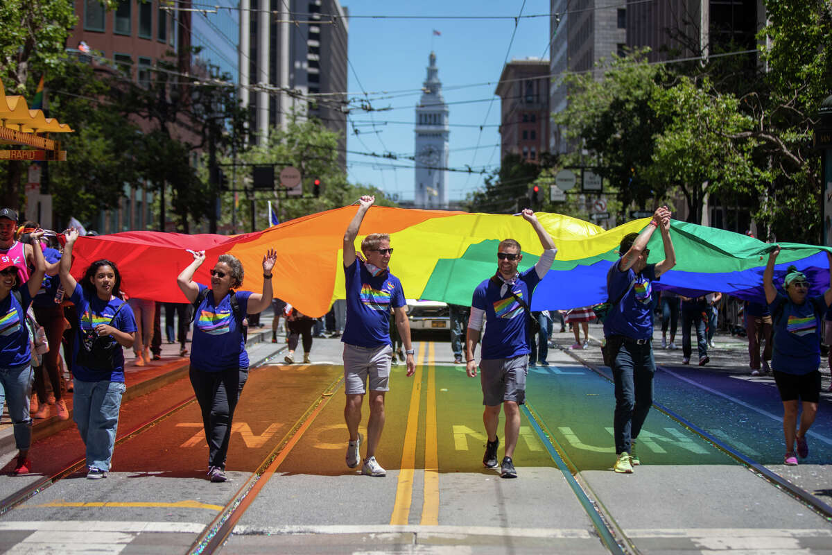 Los participantes sostienen una gran bandera del arcoíris durante el Desfile del Orgullo Gay de San Francisco el 26 de junio de 2022.
