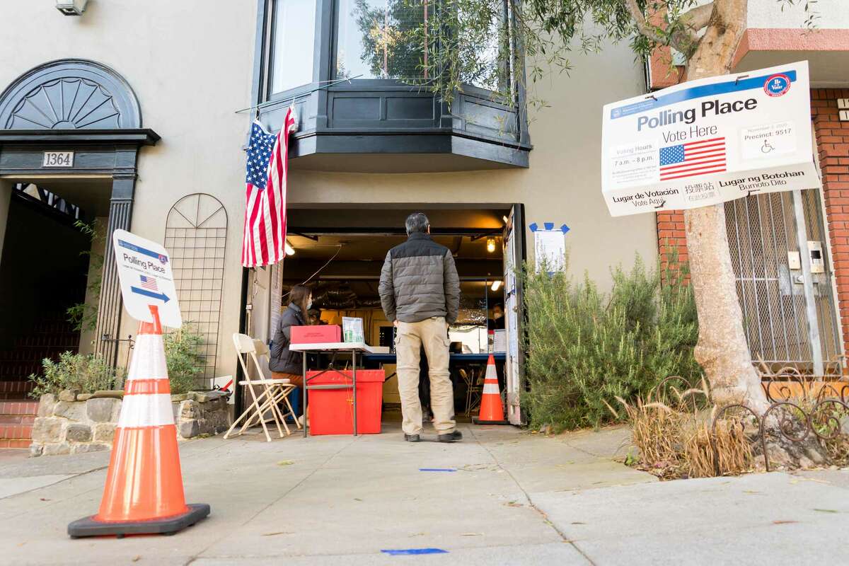 Los residentes de San Francisco convierten sus garajes en colegios electorales para las elecciones presidenciales de 2020 el 3 de noviembre de 2020.