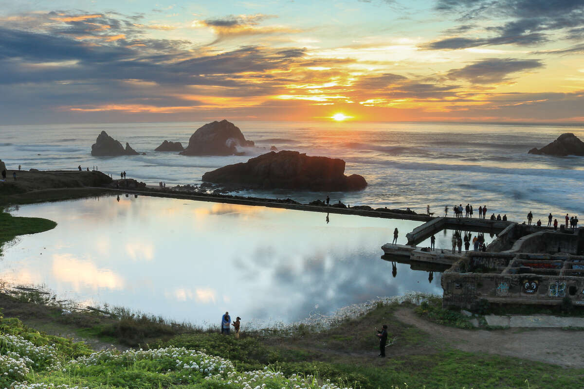 El Océano Pacífico es visible desde muchas partes de San Francisco, incluidas las colinas sobre los baños Sutro. 