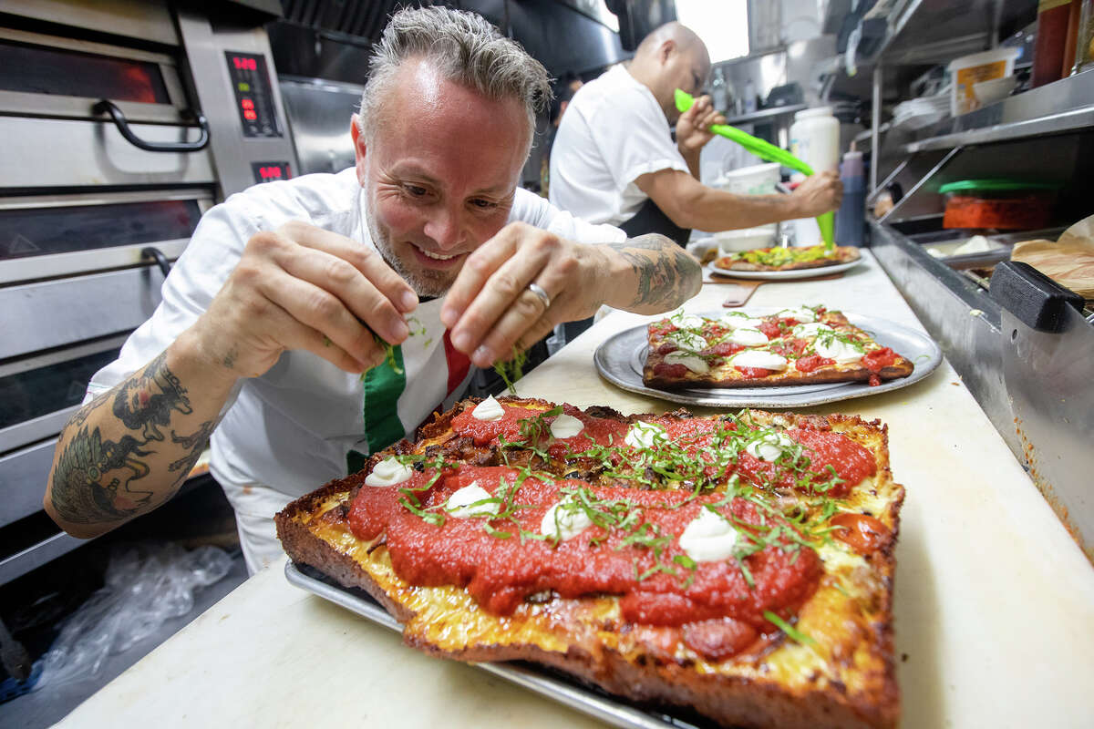 El propietario Tony Gemignani le da un toque final a una pizza estilo Detroit en Tony's Pizza Napoletana en San Francisco, California, el 18 de octubre de 2022. 