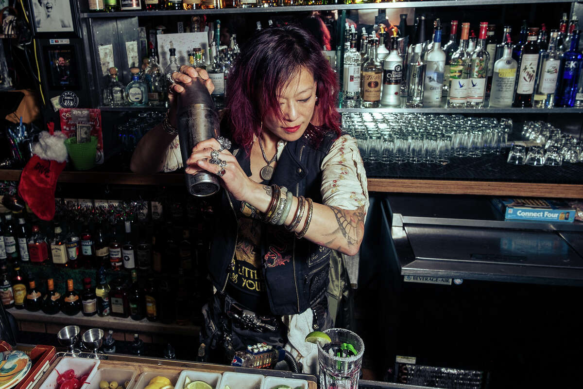 La camarera de Delirium, Sheau-Wha Mau, sacude la fórmula de su margarita característica el sábado 18 de diciembre de 2021 por la noche temprano. Mau es conocida por su karaoke de los lunes y las noches de punk y los 80 de los miércoles. 