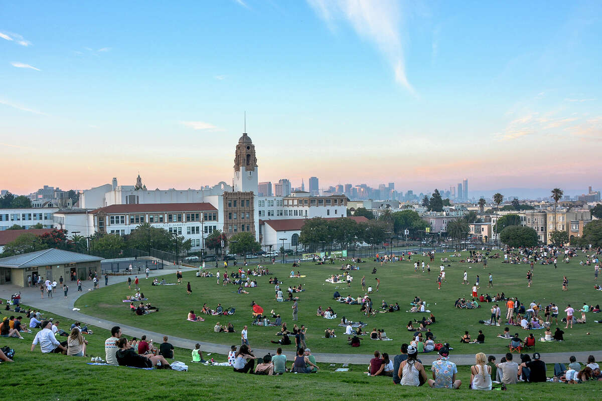 San Francisco cuenta con más de 200 parques, incluido el Parque Dolores en la Misión.
