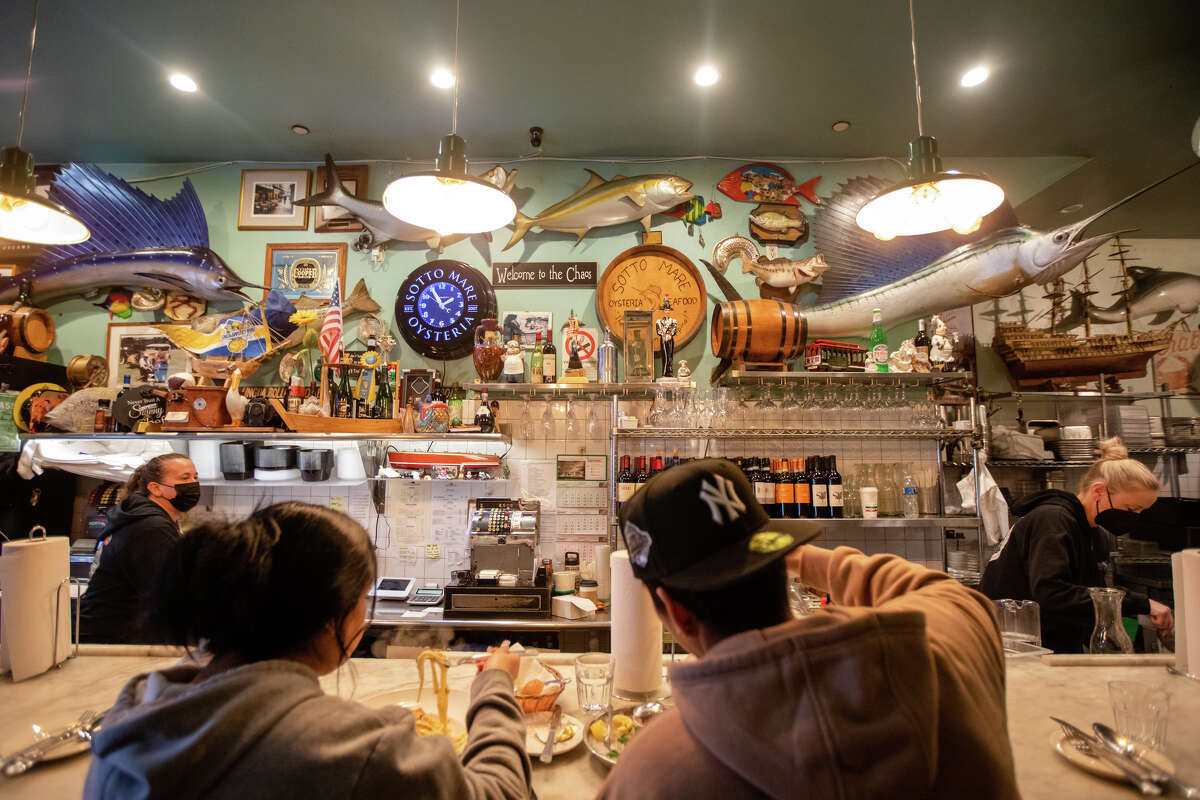 Los clientes comen en el bar de Sotto Mare en North Beach de San Francisco el 19 de enero de 2023.