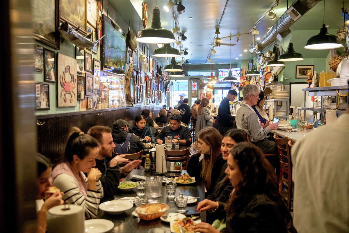 Los clientes comen en Sotto Mare en North Beach en San Francisco, California, el 19 de enero de 2023.