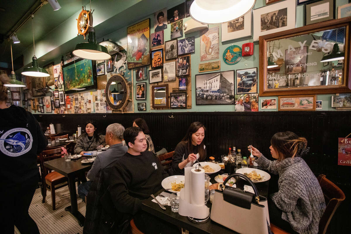 Los clientes comen en Sotto Mare en North Beach en San Francisco, California, el 19 de enero de 2023.