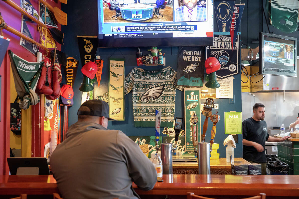 Un cliente se sienta en el bar de Jake's Steaks en San Francisco, California, el 26 de enero de 2023. El restaurante, conocido por sus Philly cheesesteaks, está adornado con los Philadelphia Eagles y otros equipos universitarios y profesionales de Filadelfia en sus paredes.