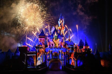 Grandes multitudes esperan durante horas los nuevos fuegos artificiales de Disneyland