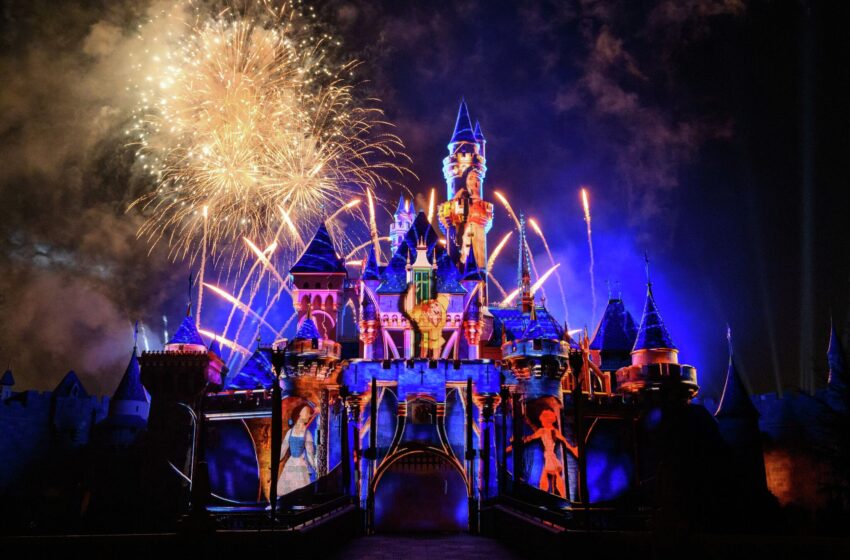  Grandes multitudes esperan durante horas los nuevos fuegos artificiales de Disneyland