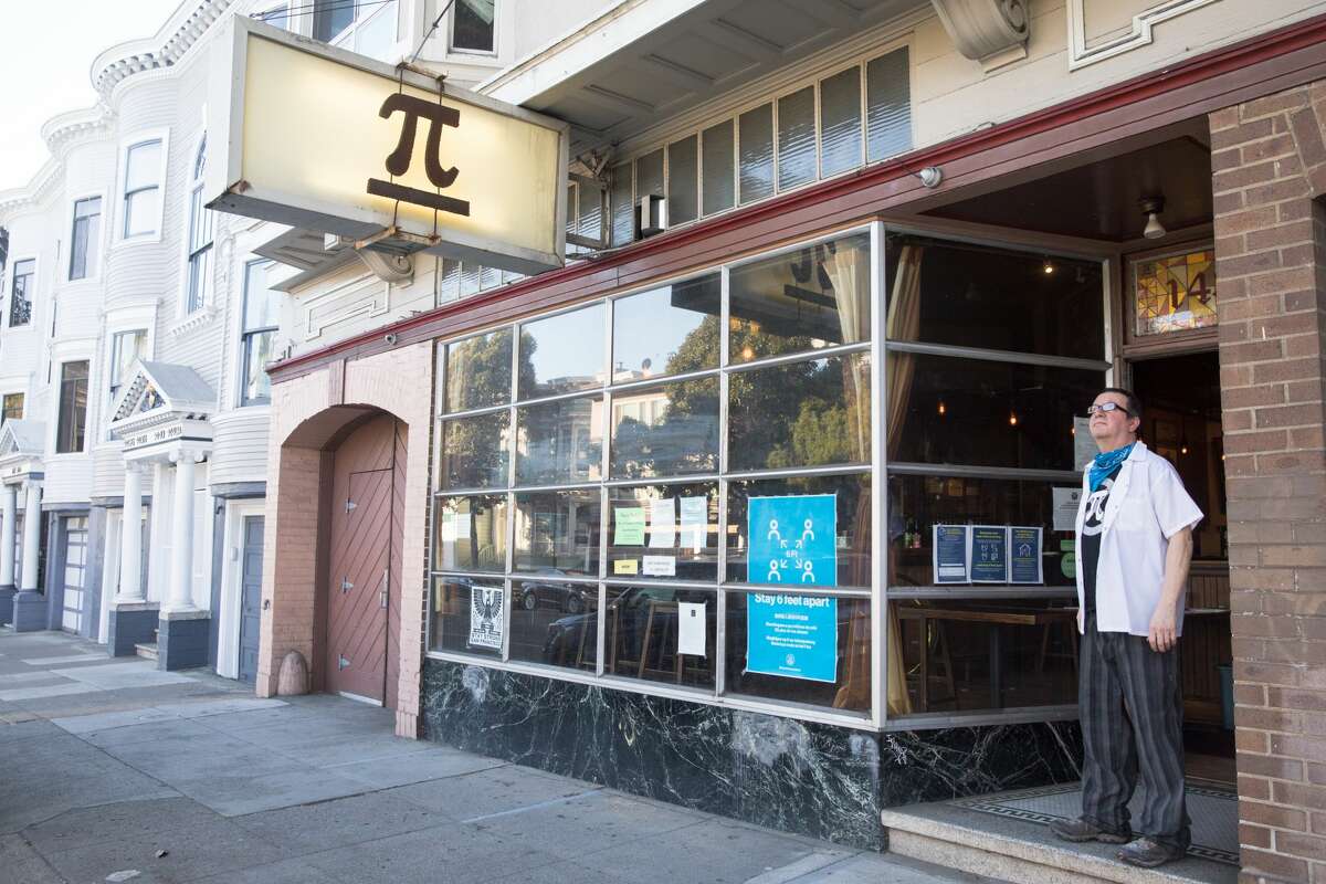 El copropietario Rich Rosen se encuentra en la entrada de su restaurante, Pi Bar, en San Francisco el 12 de marzo de 2021.