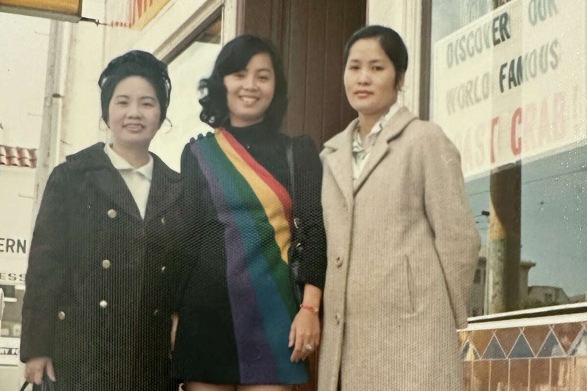 Diana An, en la foto de la izquierda, está afuera de su restaurante Thanh Long junto a su prima y su sobrina en esta foto sin fecha. 