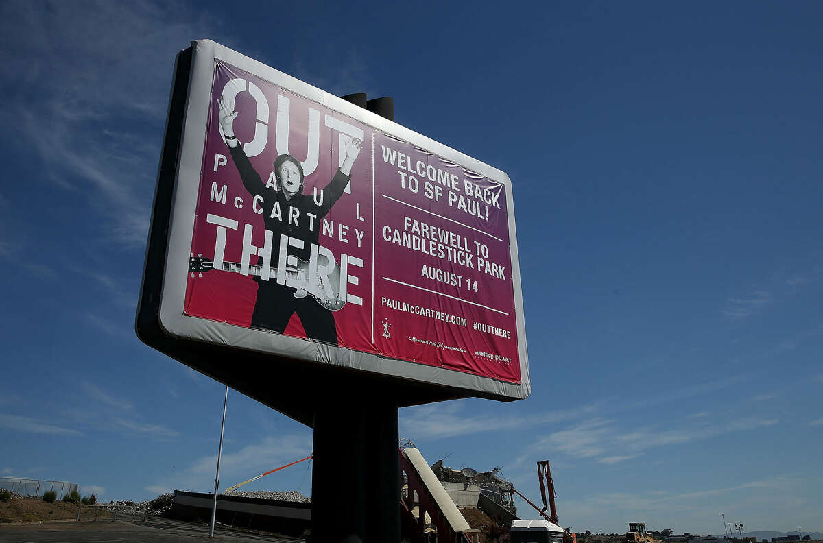 Un letrero permanece en el estacionamiento mientras se lleva a cabo la demolición en Candlestick Park el 30 de junio de 2015 en San Francisco, California. 