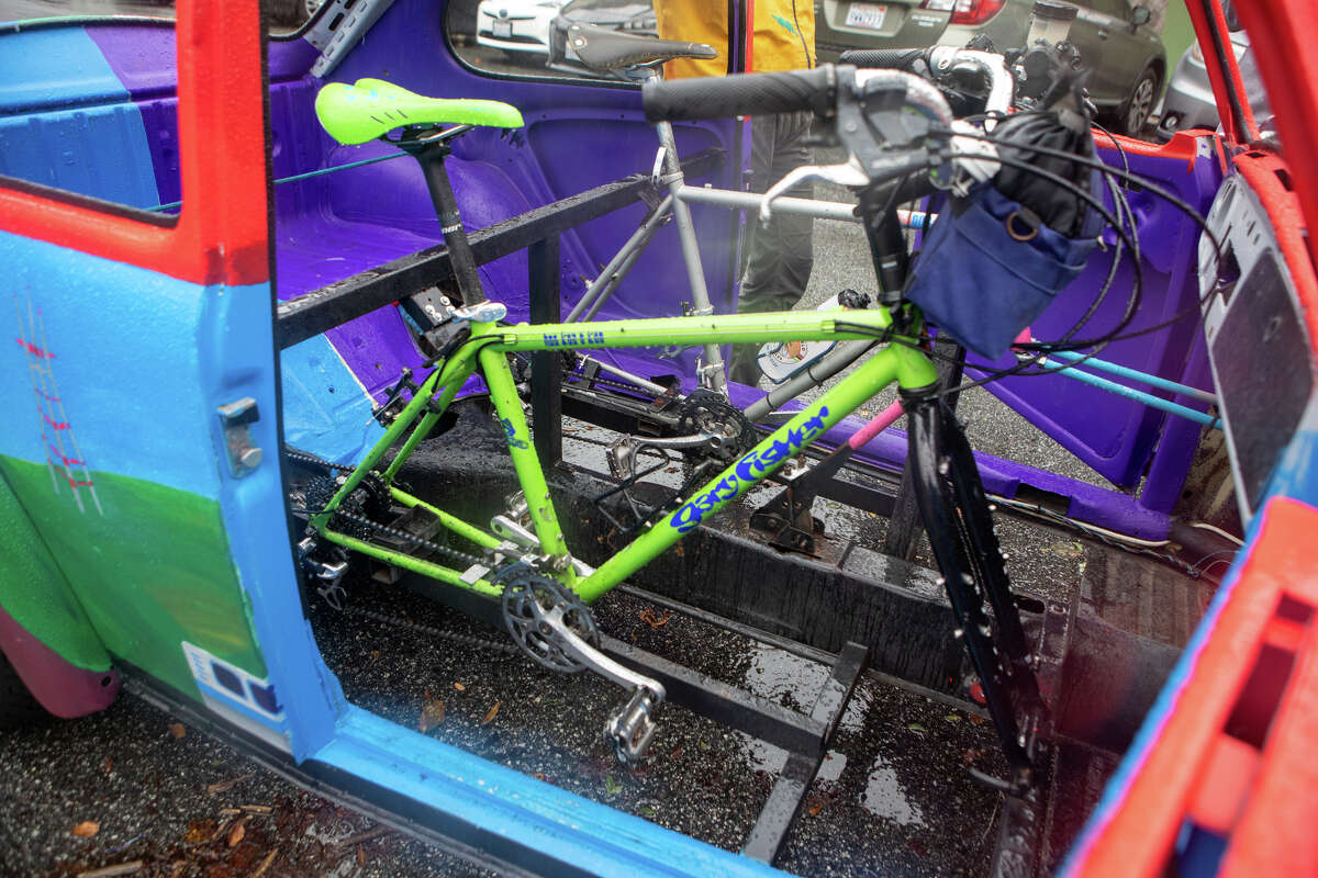 El interior de un automóvil para bicicletas fabricado por Eric Schmidt a partir del caparazón de un VW Bug de 1971 llamado 'Pedal Power' en el parque Portero del Sol en San Francisco, California, el 11 de enero de 2023. El vehículo funciona con energía humana de dos bicicletas montado en el interior del vehículo a través del pedal de la bicicleta.