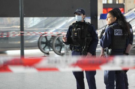 6 apuñalados en la estación de tren de París, el atacante abatido por la policía