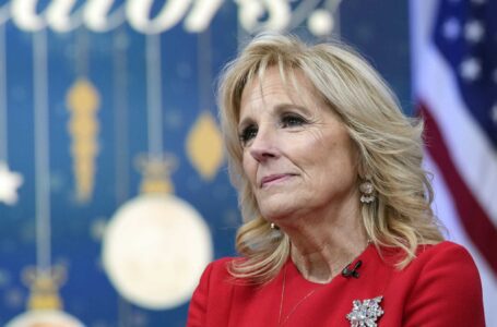 A Jill Biden le extirparán una lesión encima del ojo derecho