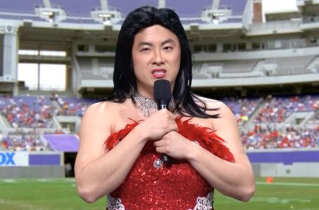 Bowen Yang clava al drag queen mentiroso George Santos en SNL
