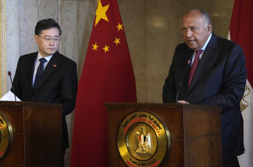  Como colofón a su gira por África, el máximo diplomático chino visita Egipto