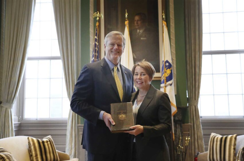  El gobernador republicano de Massachusetts Baker celebra su último día completo en el cargo
