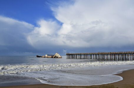 El muelle del emblemático “barco de cemento” de Santa Cruz, destruido en medio de la tormenta de California