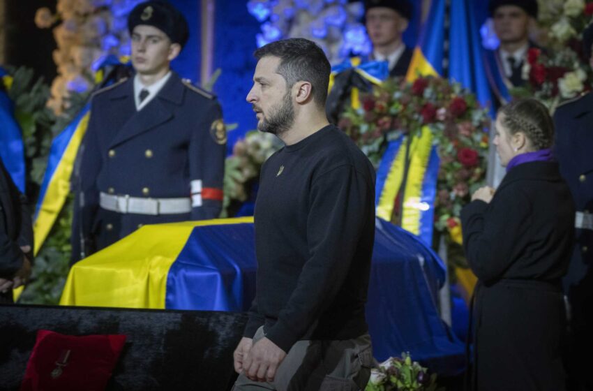  El ucraniano Zelenskyy rinde homenaje a los fallecidos en el accidente de helicóptero