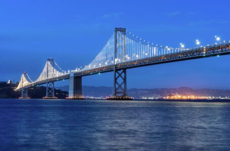 Las luces brillantes en el Puente de la Bahía de San Francisco pronto pueden oscurecerse