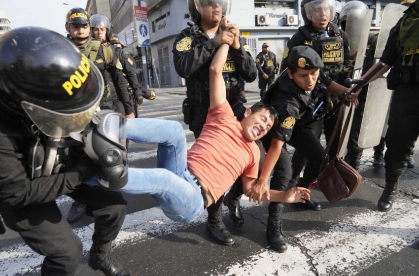  Las protestas se trasladan a la capital de Perú, donde son recibidas con gases lacrimógenos y humo