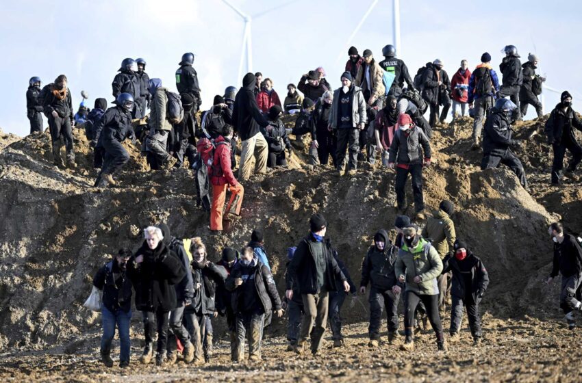  Los activistas reanudan las protestas por la ampliación de una mina de carbón alemana