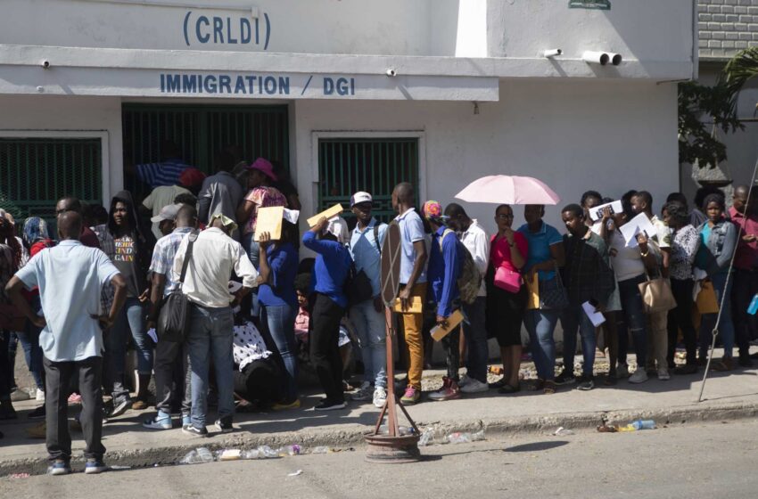  Los haitianos se apresuran a conseguir el pasaporte para entrar legalmente en EE.UU.