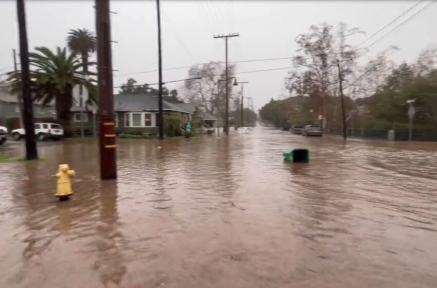  Los kayakistas reman por las calles inundadas de Santa Bárbara en medio de la tormenta de California