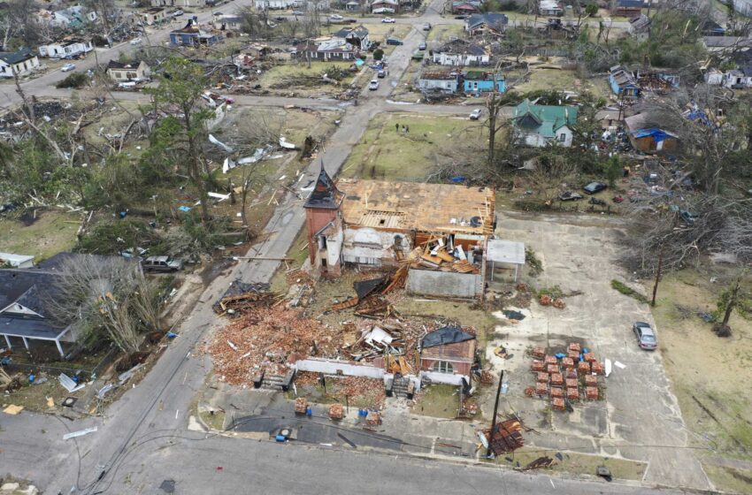 Los supervivientes emergen de entre los escombros después de que las tormentas de EE.UU. maten a 9 personas