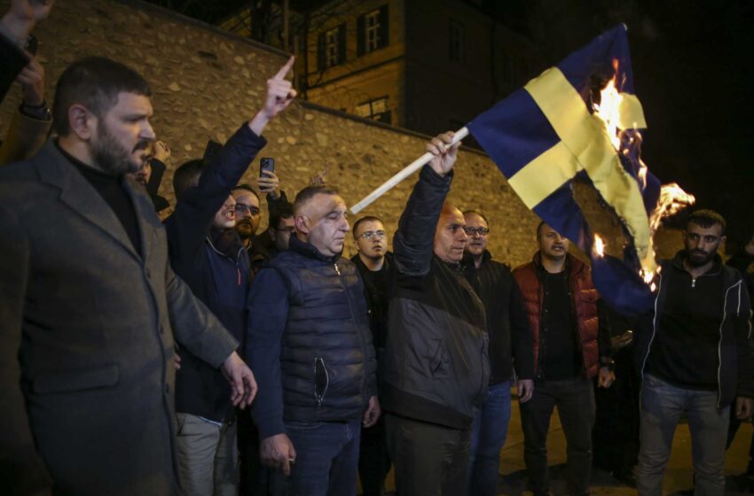  Musulmanes turcos protestan por la quema del Corán en Suecia